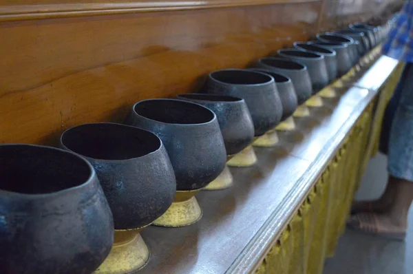寺院の僧侶の施し鉢 — ストック写真
