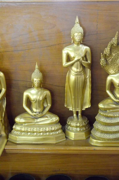 公開寺院における金仏像タイ — ストック写真