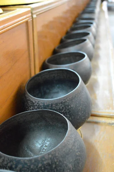 寺院の僧侶の施し鉢 — ストック写真