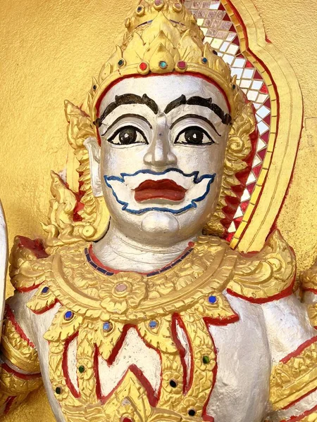 泰国昌索省Wat Bang Prong的泰国角雕像 — 图库照片