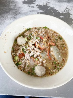 Masadaki Tom Lezzetli Erişteyi kapat.