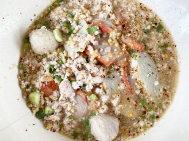 Masadaki Tom Lezzetli Erişteyi kapat.