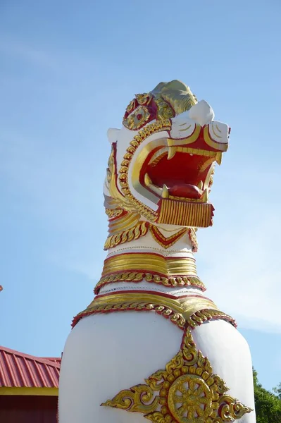 Singha Lion Statue Μπροστά Από Ναό Των Μοναχών Στο Sangkraburi — Φωτογραφία Αρχείου