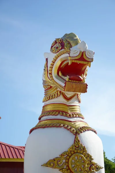 Singha Statua Del Leone Davanti Tempio Mon Sangkraburi Kanchanaburi Thailandia — Foto Stock