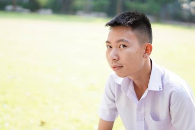 Taylandlı üniformalı öğrenciyi kapatın.