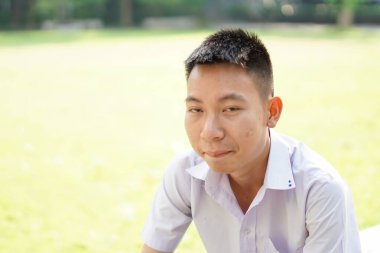 Taylandlı üniformalı öğrenciyi kapatın.