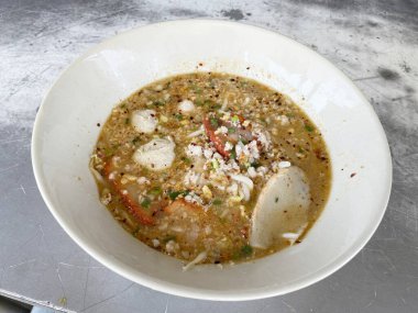 Masadaki Tom Lezzetli Erişteyi kapat.