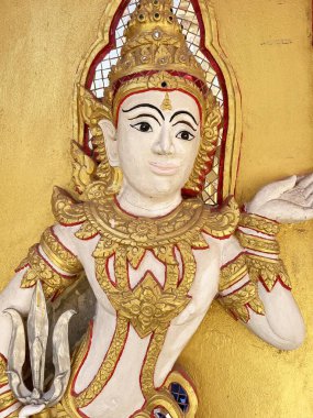 Altın duvarda gümüş açı heykel