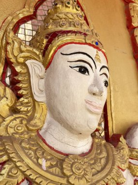 Altın duvarda gümüş açı heykel