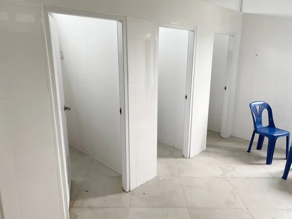Toaleta Pokój Dla Mężczyzn Pisuary Umywalki Lustra — Zdjęcie stockowe