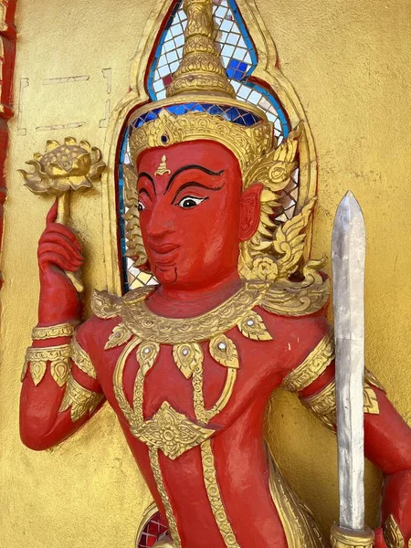 Estatua Ángulo Rojo Pared Dorada — Foto de Stock