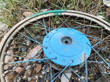 Tekerlekli bisikleti yere yakın.