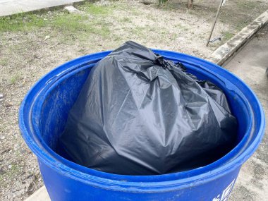 Siyah çanta plastik kutuda.