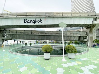 Siam Discovery ve MBK Center 'ın Bangkok şehir manzarası Renkli ve popüler seyahat yeri Turistle birlikte yeşil gökyüzü yürüyüşü