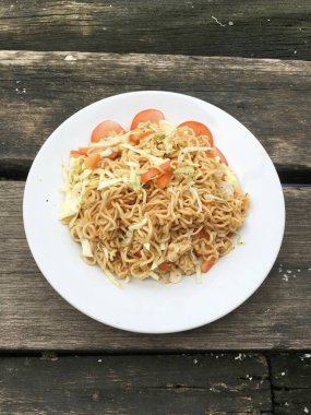 Baharatlı kuru erişte salatası, Tayland usulü yemek.