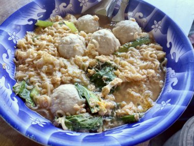 Tom yum şehriyesini kapat.