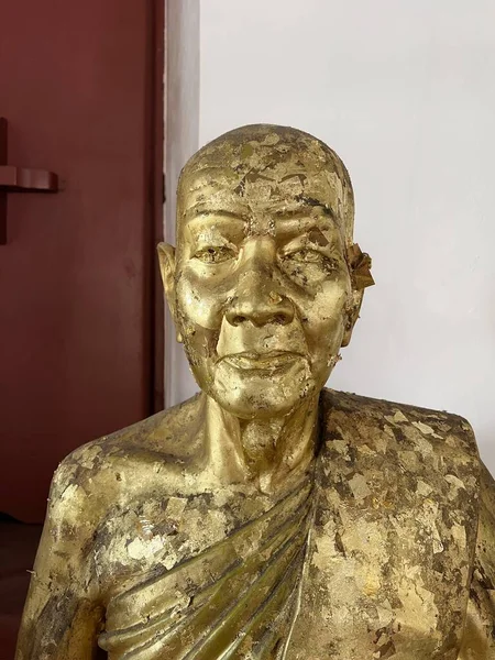 Złote Talerze Buddzie Posąg Buddy Pozłacania Złotym Liściem — Zdjęcie stockowe