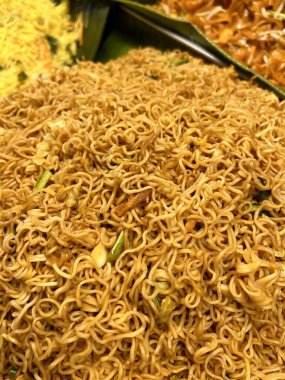 Çin usulü domuz eti ve mantarlı ramen..