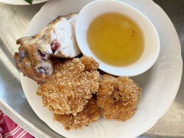 Sokak yemeklerinde kızarmış tavuk.