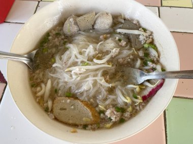 Masadaki erişte yemeğini kapat.