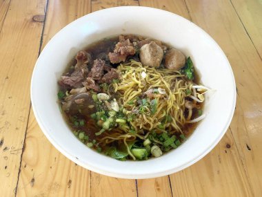 Tahta masadaki erişteyi kapat.