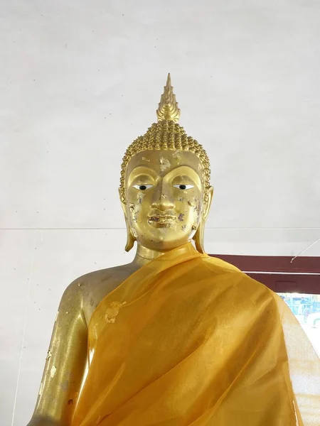 Tapınaktaki Altın Buda Heykelini Kapatın — Stok fotoğraf