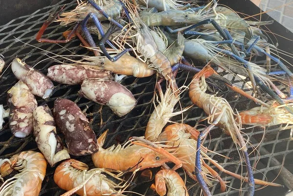 Panggang Udang Dan Cumi Cumi Atau Makanan Laut Atas Kompor — Stok Foto