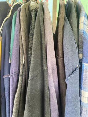 Odadaki renkli giysileri kapat.