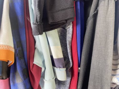 Odadaki renkli giysileri kapat.