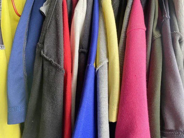 Odadaki Renkli Giysileri Kapat — Stok fotoğraf