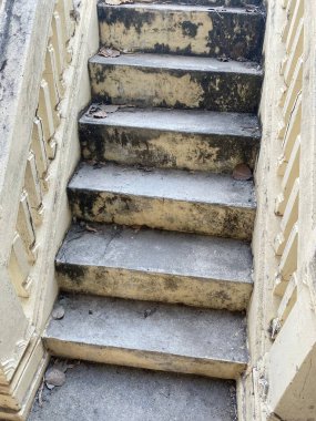 Tapınaktaki eski merdivenleri kapatın.