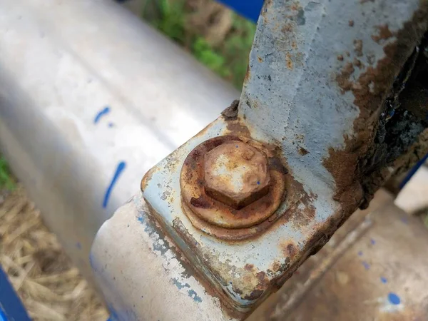 eski paslı cıvata makine üzerinde