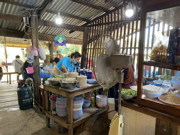 当地的鸭面店 大厨在煮面条 — 图库照片