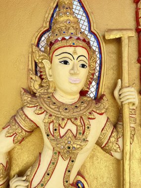 Altın duvarda beyaz açılı heykel