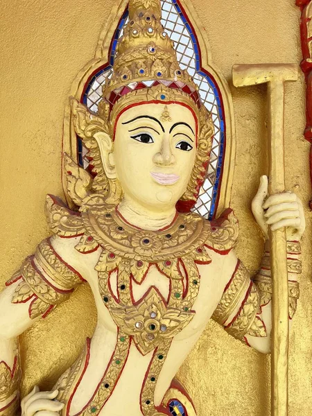 Altın duvarda beyaz açılı heykel