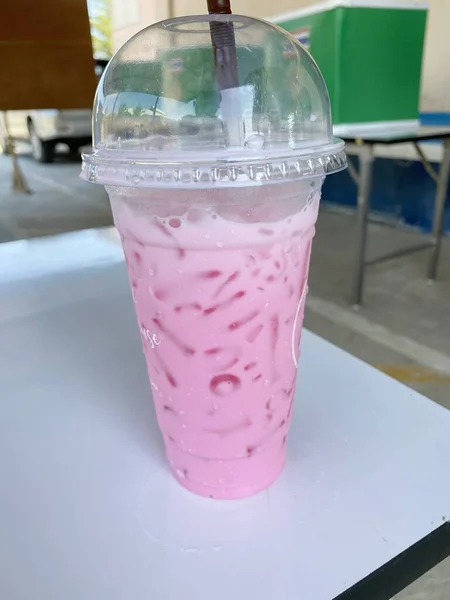 Рожевий Молочний Чай Столі — стокове фото