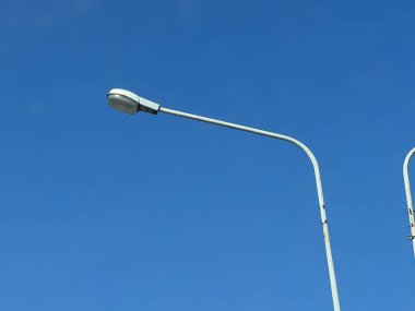 Beyaz direkli lambanın dikey yakın çekim görüntüsü