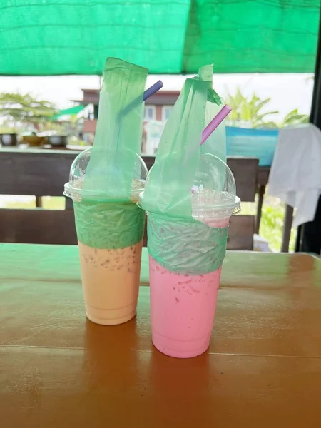 Thai Tee Smoothie Einer Glasschale Auf Einem Holztisch — Stockfoto