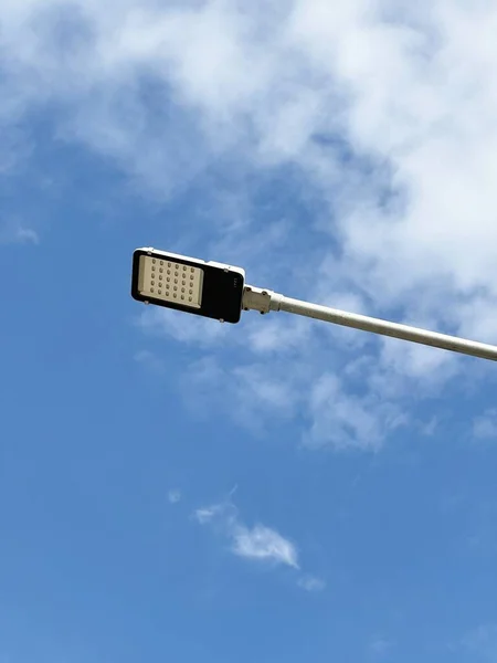 Nära Håll Lampan Pole Och Solpanel Med Ett Batteri Medföljer — Stockfoto