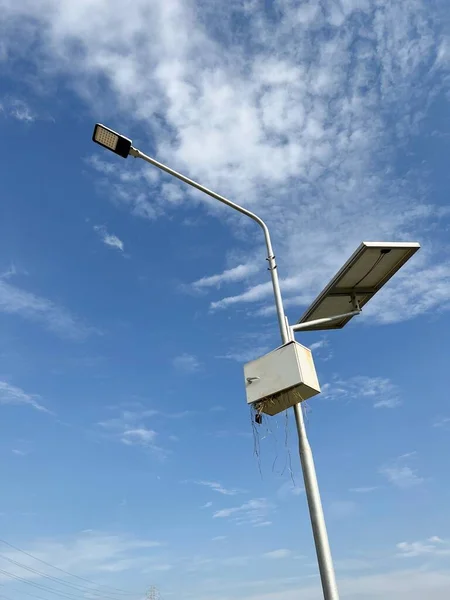 Nära Håll Lampan Pole Och Solpanel Med Ett Batteri Medföljer — Stockfoto