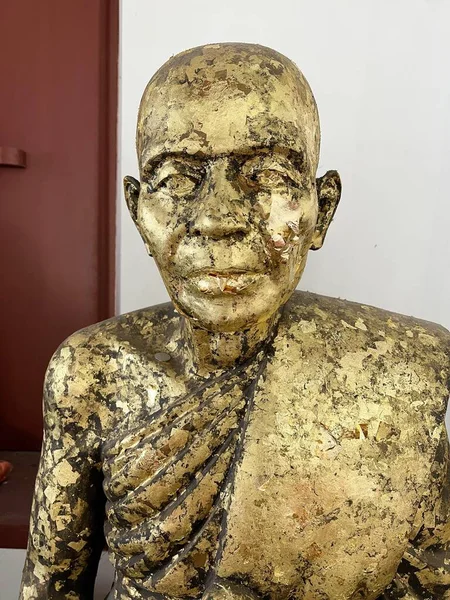 Kamu tapınağındaki altın keşiş heykelini kapatın.