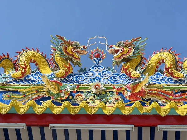 Çatıdaki ejderha heykeli