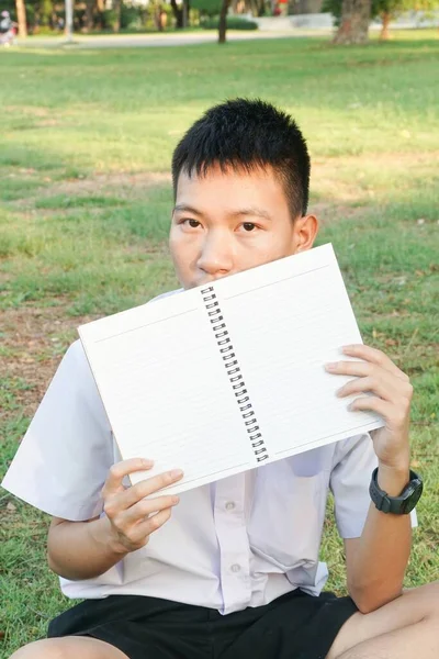 Nahaufnahme Thailändischer Junge Liest Ein Buch Naturgarten — Stockfoto