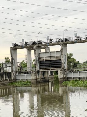 Tayland 'da çimento barajı