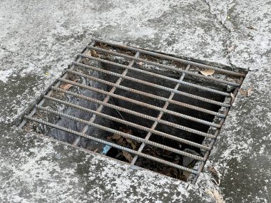 Beton zeminde delik var.