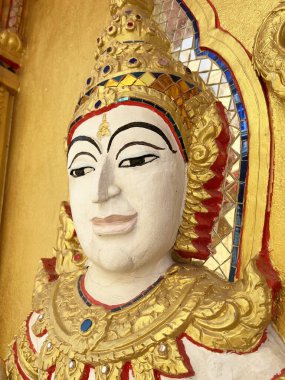 Altın duvarda beyaz açılı heykel