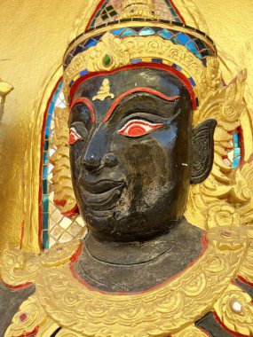 Beton duvarda siyah açılı heykel