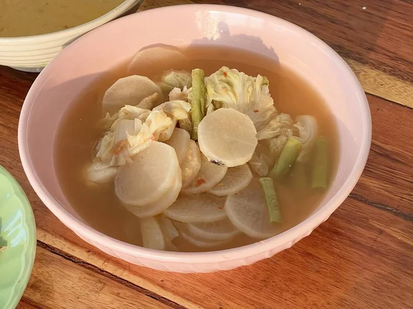 Thailändsk Tamarindsoppa Med Fisk Och Kokosnötsskott — Stockfoto