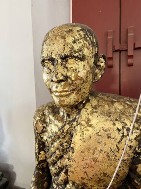 Kamu tapınağında altın keşiş heykeli