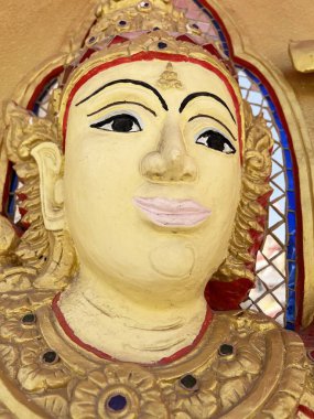 Altın duvarda beyaz açılı heykel